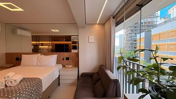 Deluxe Apartment | Blackout drapes, free WiFi