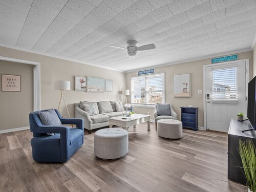 2 BR steps from beach access, dog-friendly NO FEE!