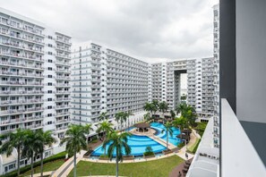 Pool - Brand New Luxe Japandi w Pool View MOA 15 min NAIA (Pasay City)