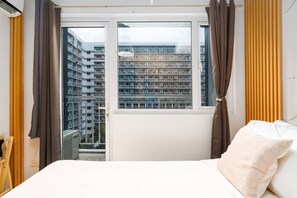 WiFi, bed sheets - Brand New Luxe Japandi w Pool View MOA 15 min NAIA (Pasay City)