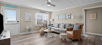 Oceanside 2 BR duplex, dog-friendly, NO ADD'T FEE!