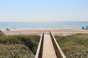 On the beach - Spacious 4BR Beach Duplex with Ocean Views (Emerald Isle)