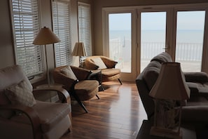 TV - Spacious 5BR Home with Private Pool & Ocean Views (Emerald Isle)