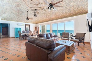 TV - Luxury & Spacious Beachfront Home Casa Espiritu (Puerto Peñasco)
