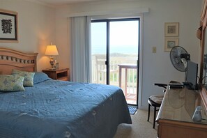 3 bedrooms, free WiFi, bed sheets - Sunset Condo w/ Water Views & Pool Access (Emerald Isle)
