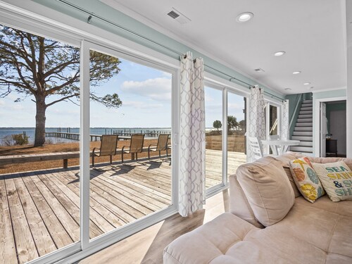 Soundfront Retreat – Private Dock, Large Deck & Waterfront Views