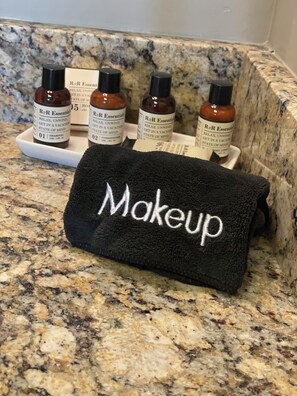 Bathroom amenities - Charming Downtown 1-Bedroom Suite | Walk to Everything (Swansboro)