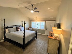 Room - Cozy 1-Bedroom Downtown Suite in the Heart of It All (Swansboro)
