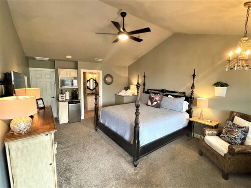 Cozy 1-Bedroom Downtown Suite in the Heart of It All