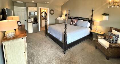 Cozy 1-Bedroom Downtown Suite in the Heart of It All