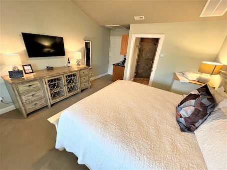 1 bedroom, free WiFi, bed sheets. 1-Bedroom Suite, Prime Downtown Location