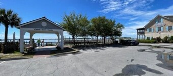 Downtown 1-Bedroom Suite – Steps from Shops & Dining