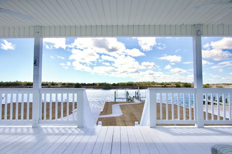 Overnattingsstedets uteområder. Water View Home – Private Boat Ramp – Dog Friendly