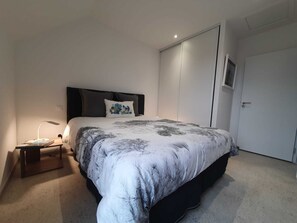 2 bedrooms, desk, iron/ironing board, travel cot - Maison l'huîtrier in the heart of Mont Saint Michel Bay (Saint-Jean-le-Thomas)