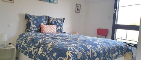 2 Schlafzimmer, Schreibtisch, Bügeleisen/Bügelbrett, Reisekinderbett