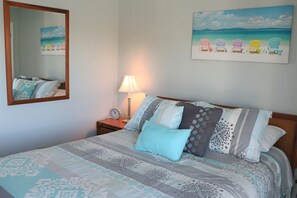 3 bedrooms, free WiFi, bed sheets - 3BR Condo with Deck, Pool & Easy Beach Access (Emerald Isle)
