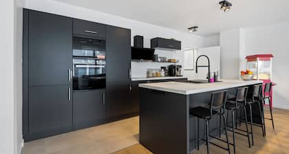 Spacious Antwerp Stay for 8 w/ Free Parking