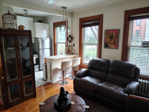 Cozy 1-bedroom apartment in charming Brooklyn with AC