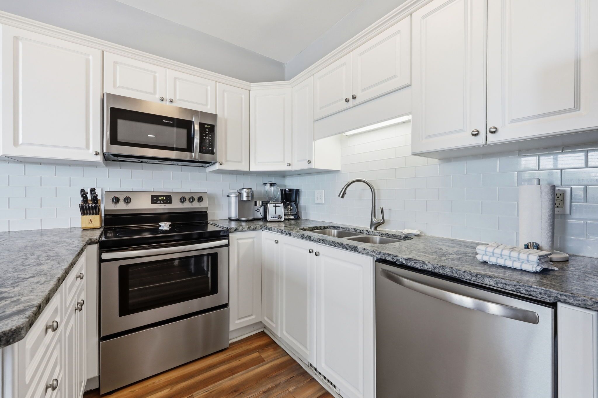 Refrigerador, microondas, horno, placa de cocina