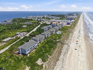 On the beach - Oceanfront, poolside condo with sound side access (Indian Beach)