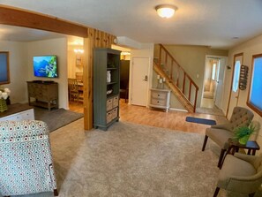 TV, fireplace - Cozy Cascade Retreat (Cascade)