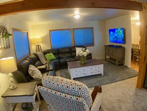 TV, fireplace - Cozy Cascade Retreat (Cascade)
