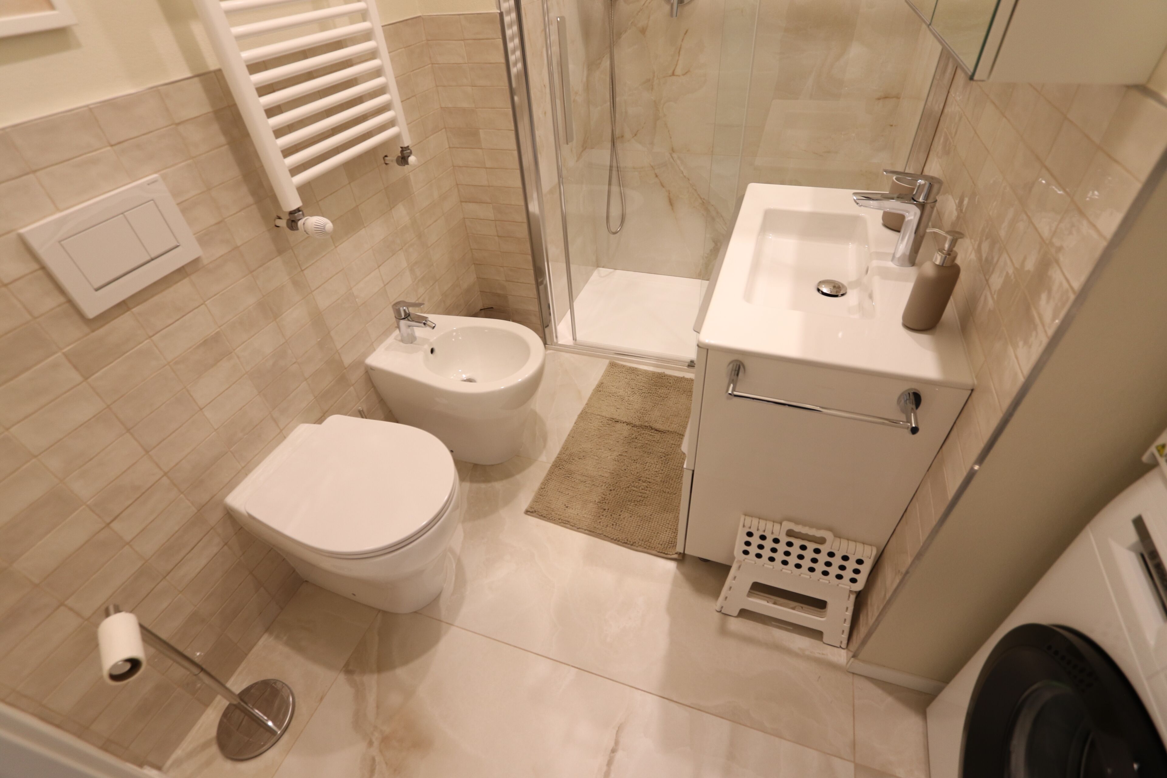Een douche, een haardroger, een bidet, handdoeken