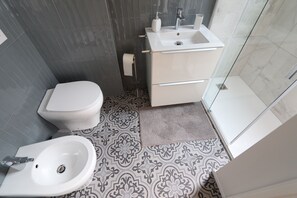Shower, hair dryer, bidet, towels - Modern 2BR / 2BA • NoLo Central • 2 min to Metro (Milano)