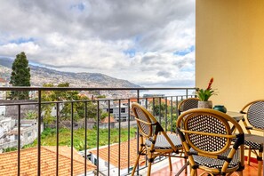 Outdoor dining - Graça's Place, a Home in Madeira (Funchal)