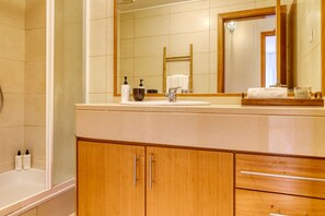 Regadera, secadora de cabello, bidet, toallas 