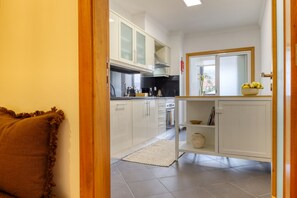 Fridge, microwave, oven, dishwasher - Graça's Place, a Home in Madeira (Funchal)