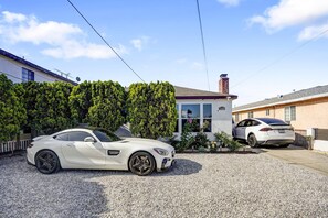 Property grounds - 3BR Home by SoFi Stadium • Backyard, BBQ, EV Charger (Hawthorne)