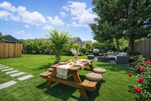 Outdoor dining - 3BR Home by SoFi Stadium • Backyard, BBQ, EV Charger (Hawthorne)