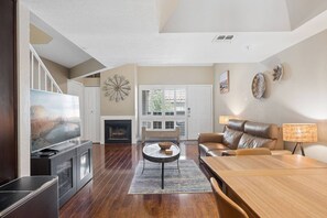 TV - Prime Scottsdale Location! Pet Friendly, Heated Pool/Spa, Near Old Town, ASU & Tempe Marketplace! (Scottsdale)