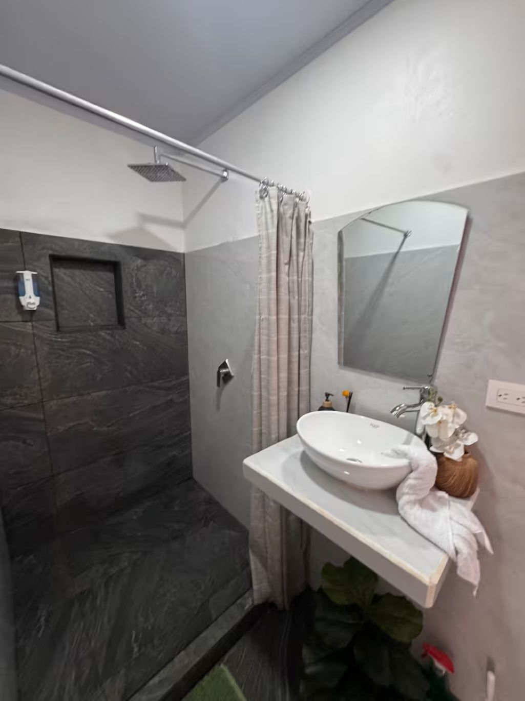 Haartrockner, Handtücher, Shampoo, Toilettenpapier