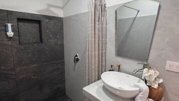 Haartrockner, Handtücher, Shampoo, Toilettenpapier