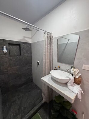 Haartrockner, Handtücher, Shampoo, Toilettenpapier