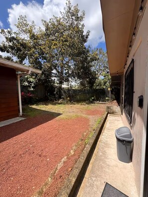 Property grounds - Cozy Stay in La Fortuna with Parking, WiFi & Smart TV #4 (La Fortuna)