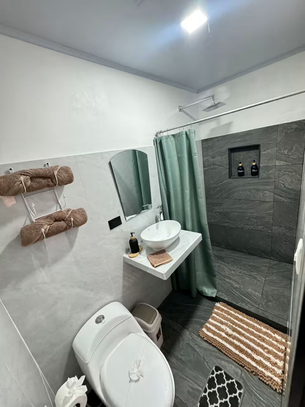 Handtücher, Seife, Toilettenpapier