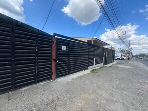 Property grounds - Cozy Stay in La Fortuna with Parking, WiFi & Smart TV #4 (La Fortuna)