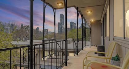 Stylish 1BR/1BA SoCo Condo Skyline Views, Pool & Parking by Austin Vacay