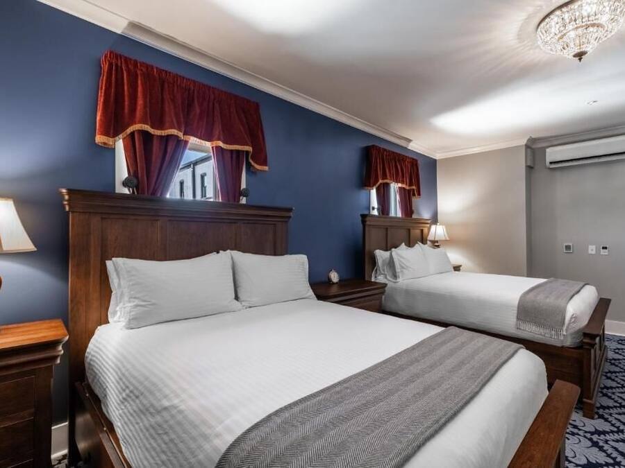 Coffres-forts dans les chambres, bureau, fer et planche Ă repasser
