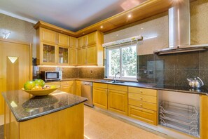 Microwave, dishwasher, coffee/tea maker - Villa Niva by Villa Plus (Quarteira)