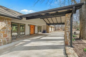 Exterior - Fuller House: Waterfront>Hot Tub>Fire Pit>Game Room (Rogers)