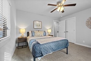 4 bedrooms, travel cot, free WiFi, bed sheets - Fuller House: Waterfront>Hot Tub>Fire Pit>Game Room (Rogers)
