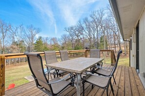 Outdoor dining - Fuller House: Waterfront>Hot Tub>Fire Pit>Game Room (Rogers)