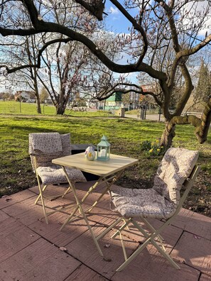 Outdoor dining - Spacious country house apartment (Bad Essen)