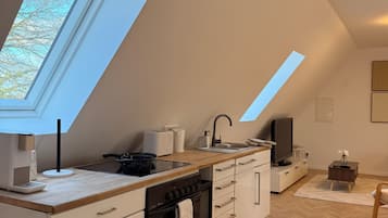 Coffee/tea maker, fridge, oven, stovetop