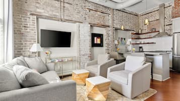 Condo on King Street with Rooftop and Terrace! | Area soggiorno