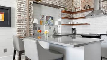 Condo on King Street with Rooftop and Terrace! | Cucina privata